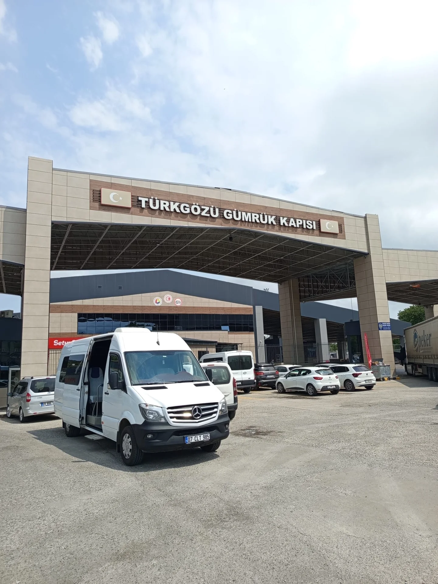 Türkgözü Gümrük Kapısı önündeki beyaz Balk VIP Transfer Mercedes minibüs